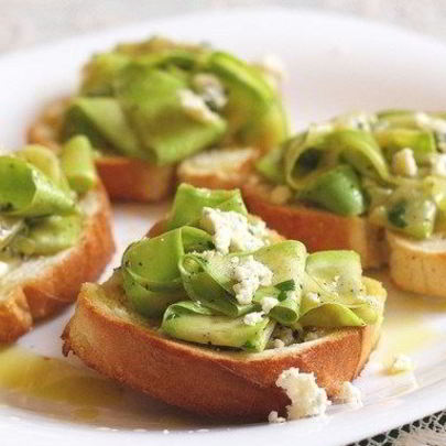 Брускетта с маринованным цуккини