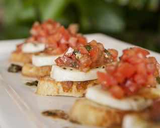 Брускетта с моцареллой