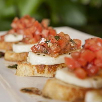 Брускетта с моцареллой