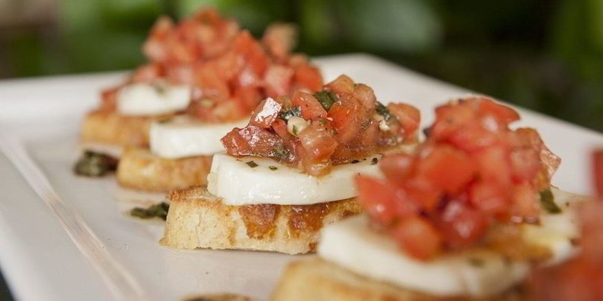 Рецепт брускетты с моцареллой