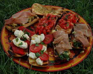 Брускетта с овощами и пармской ветчиной