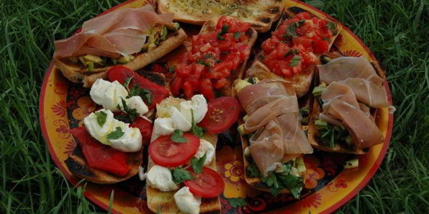 Рецепт брускетты с овощами и пармской ветчиной