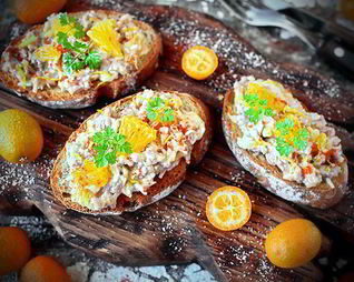 Брускетта с печенью трески и апельсином