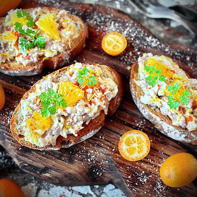 Брускетта с печенью трески и апельсином