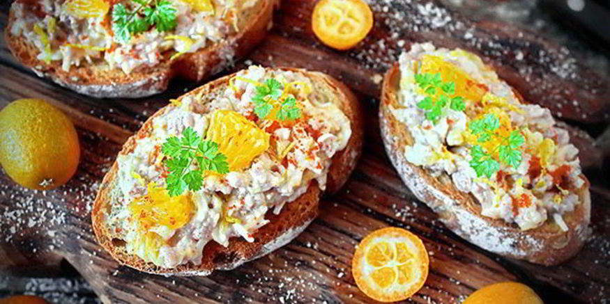 Рецепт брускетты с печенью трески и апельсином