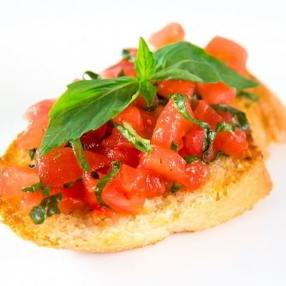 Брускетта с помидорами и базиликом