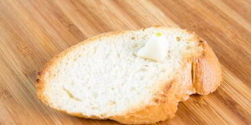 брускетта с помидорами и базиликом