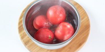 брускетта с помидорами и базиликом