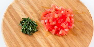 брускетта с помидорами и базиликом