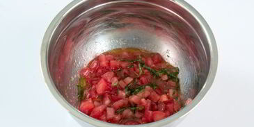 брускетта с помидорами и базиликом