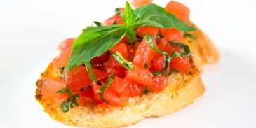брускетта с помидорами и базиликом