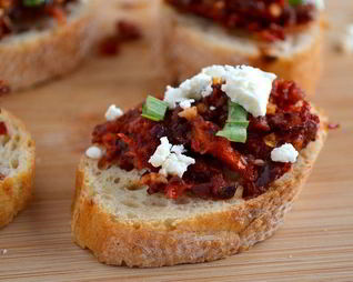 Брускетта с вялеными помидорами