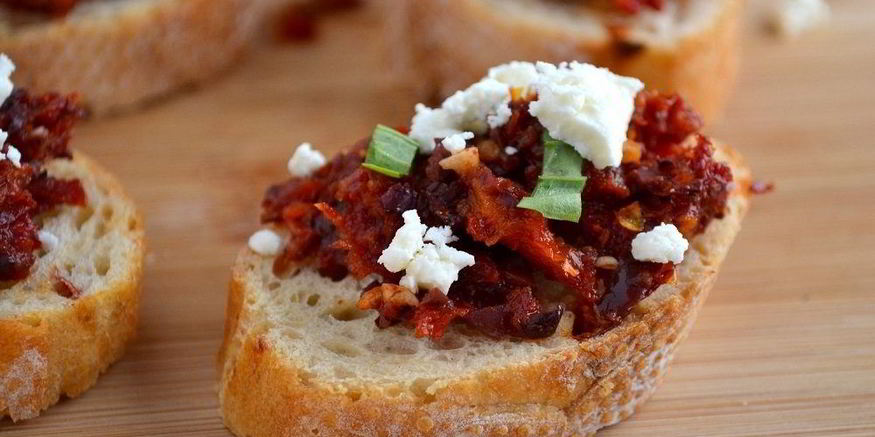 Рецепт брускетты с вялеными помидорами