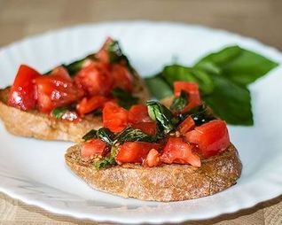 Итальянская брускетта с базиликом и помидорами