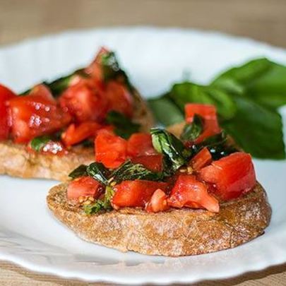 Итальянская брускетта с базиликом и помидорами