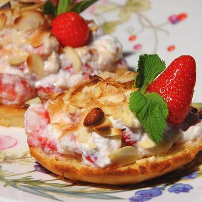 Сладкая брускетта с рикоттой и клубникой