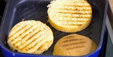 сладкая брускетта с рикоттой и клубникой