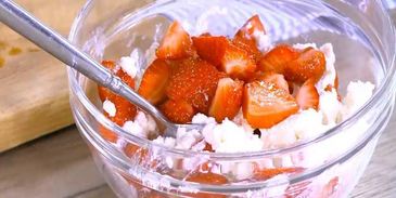 сладкая брускетта с рикоттой и клубникой