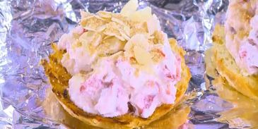 сладкая брускетта с рикоттой и клубникой