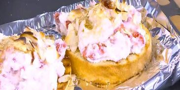 сладкая брускетта с рикоттой и клубникой