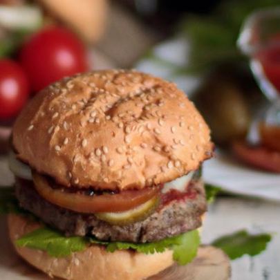 Бургер с гречневой котлетой, кинзой и жареным луком