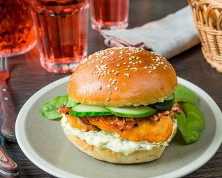 Бургер с куриным филе и беконом