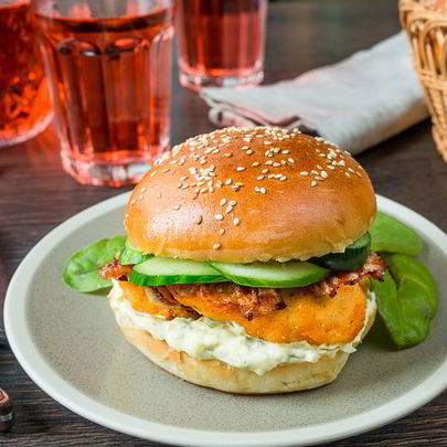 Бургер с куриным филе и беконом