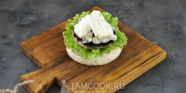 бургер с портобелло и голубым сыром