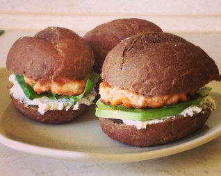 Бургер с семгой и авокадо