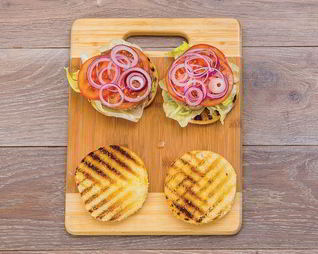 Бургер с тунцом, луком и помидором