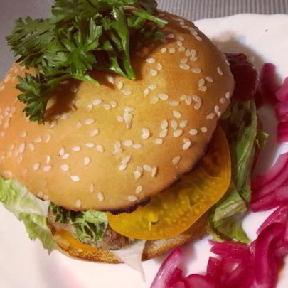 Бургер с желтым томатом