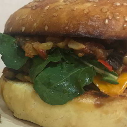 Бургер солнечный с баклажаном и помидорами