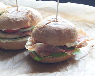 Бургеры с курицей и беконом