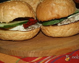 Бургеры с отварным куриным филе и вялеными томатами