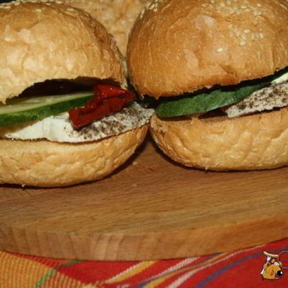 Бургеры с отварным куриным филе и вялеными томатами