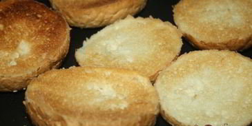 бургеры с отварным куриным филе и вялеными томатами