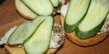 бургеры с отварным куриным филе и вялеными томатами