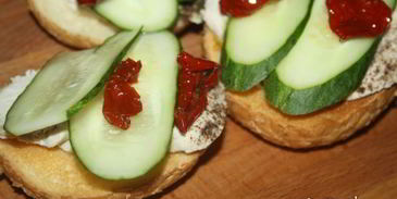 бургеры с отварным куриным филе и вялеными томатами