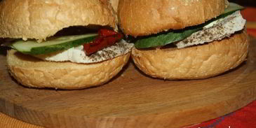 бургеры с отварным куриным филе и вялеными томатами