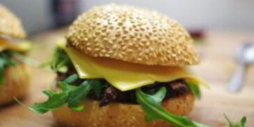 бургеры с тушеным мясом