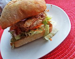 Двойной чикен-бургер на ржаной чиабатте