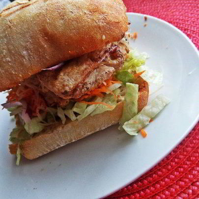 Двойной чикен-бургер на ржаной чиабатте