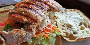 двойной чикен-бургер на ржаной чиабатте