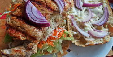 двойной чикен-бургер на ржаной чиабатте