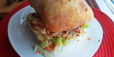 двойной чикен-бургер на ржаной чиабатте