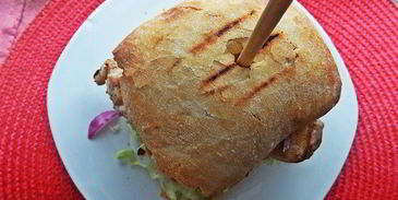 двойной чикен-бургер на ржаной чиабатте