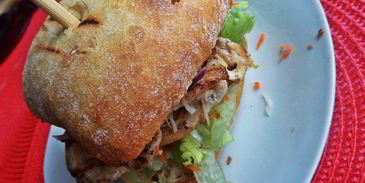 двойной чикен-бургер на ржаной чиабатте