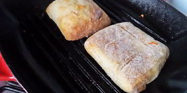 двойной чикен-бургер на ржаной чиабатте