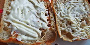 двойной чикен-бургер на ржаной чиабатте