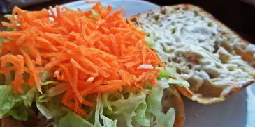 двойной чикен-бургер на ржаной чиабатте